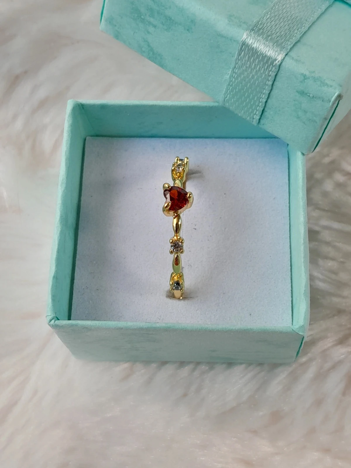 Anillo fino con corazón rojo y piedras, dorado, talla 60 – photo 3